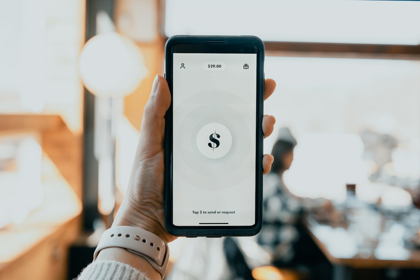 Persona utilizando una aplicación financiera